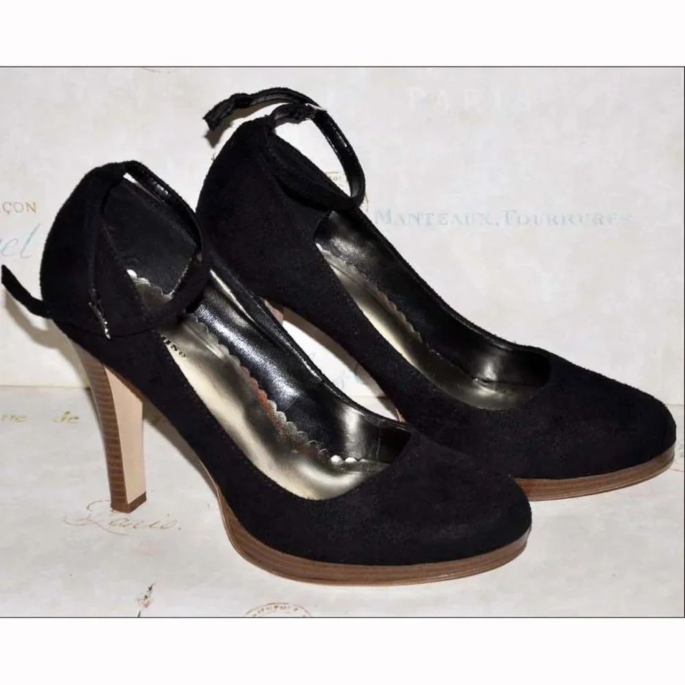 Delicious Low Platform Style Faux Suede & Woodgrain Ankle Buckle Heels - Picture 3 of 6